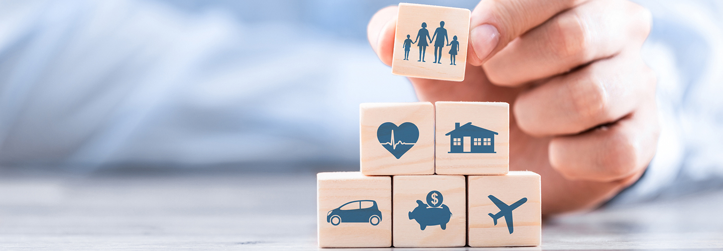 Blocs de bois avec icônes de différents types d'assurance. Concept d'assurance-vie.